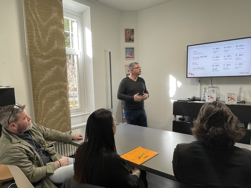 Sébastien Albert conseiller en communication donnant une conférence